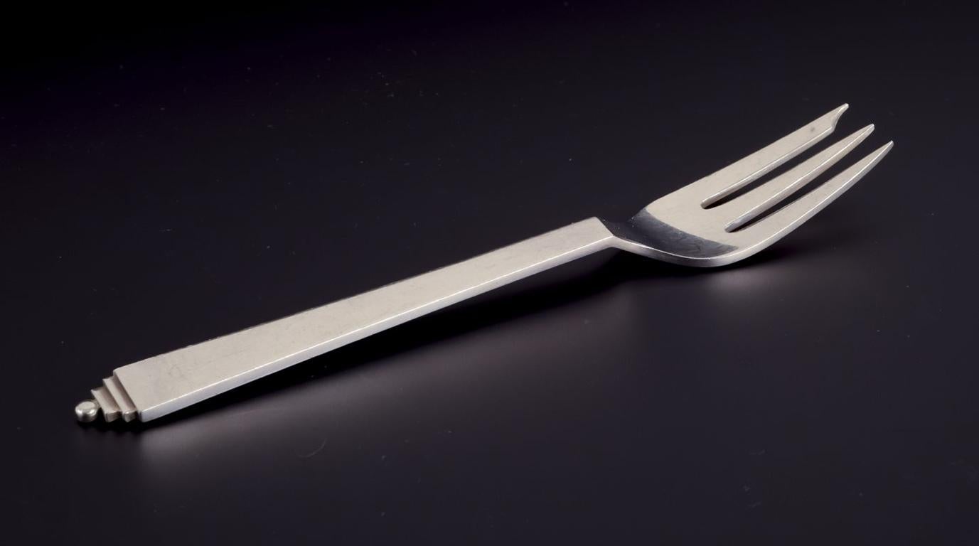 Pre-owned goods are exempt from import duties for U.S. customers. 
Therefore, no import tariffs will be applicable to your purchase.

Georg Jensen Pyramid. Seven cake forks in sterling silver.
Hallmarked: after 1945.
In excellent