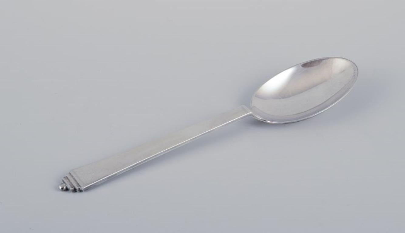 Georg Jensen Pirámide, seis cucharas de comedor de plata de ley.
Hallmark: 1933-1944.
En excelente estado.
Longitud 19,5 cm.
El patrón piramidal fue diseñado por el renombrado artista Harald Nielsen en 1926.