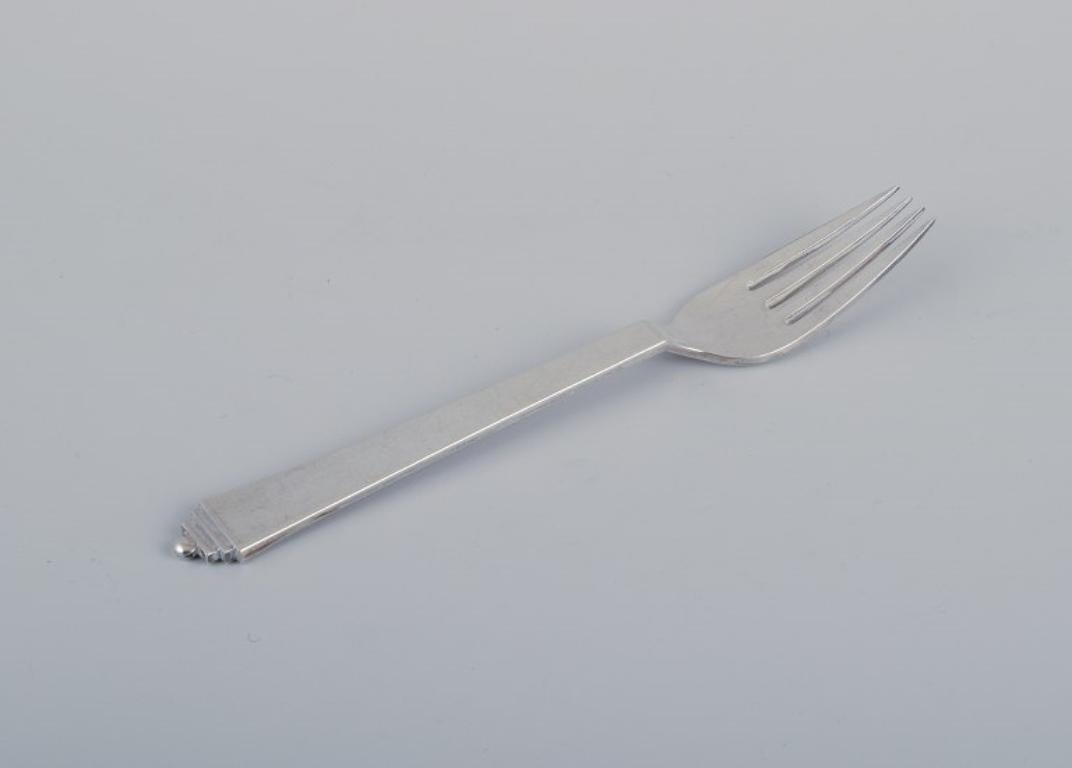 Georg Jensen Pyramid, sei forchette in argento sterling.
Hallmark: 1933-1944.
In ottime condizioni.
Lunghezza 19,1 cm.
Il motivo della piramide è stato disegnato dal famoso artista Harald Nielsen nel 1926.