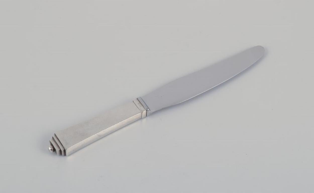 Georg Jensen Pyramid, un set di quattro coltelli a manico corto in argento sterling. Lame in acciaio inossidabile.
Datazione: 1933-1944 e dopo il 1945.
In ottime condizioni con segni di utilizzo.
Con marchio di garanzia.
Dimensioni: L 22,5 cm.

