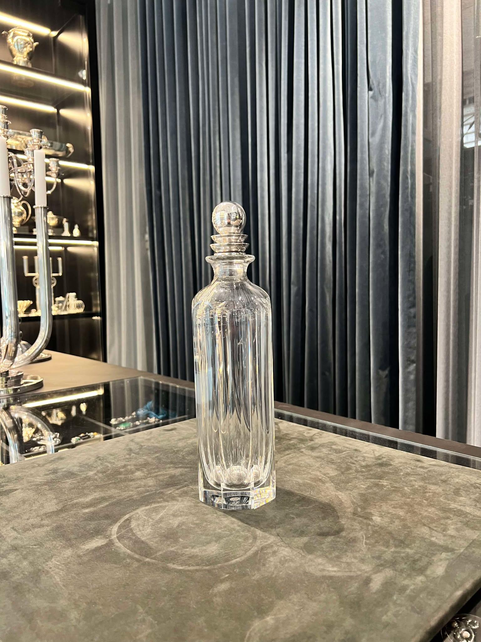 Eine Vintage Baccarat Kristallkaraffe mit Georg Jensen Sterlingsilberstopfen im Pyramidenmuster, Design #206 von Harald Nielsen aus der Zeit um 1935. Eine hohe Karaffe aus Baccarat-Kristall, gestempelt Baccarat France, mit schwerem Georg