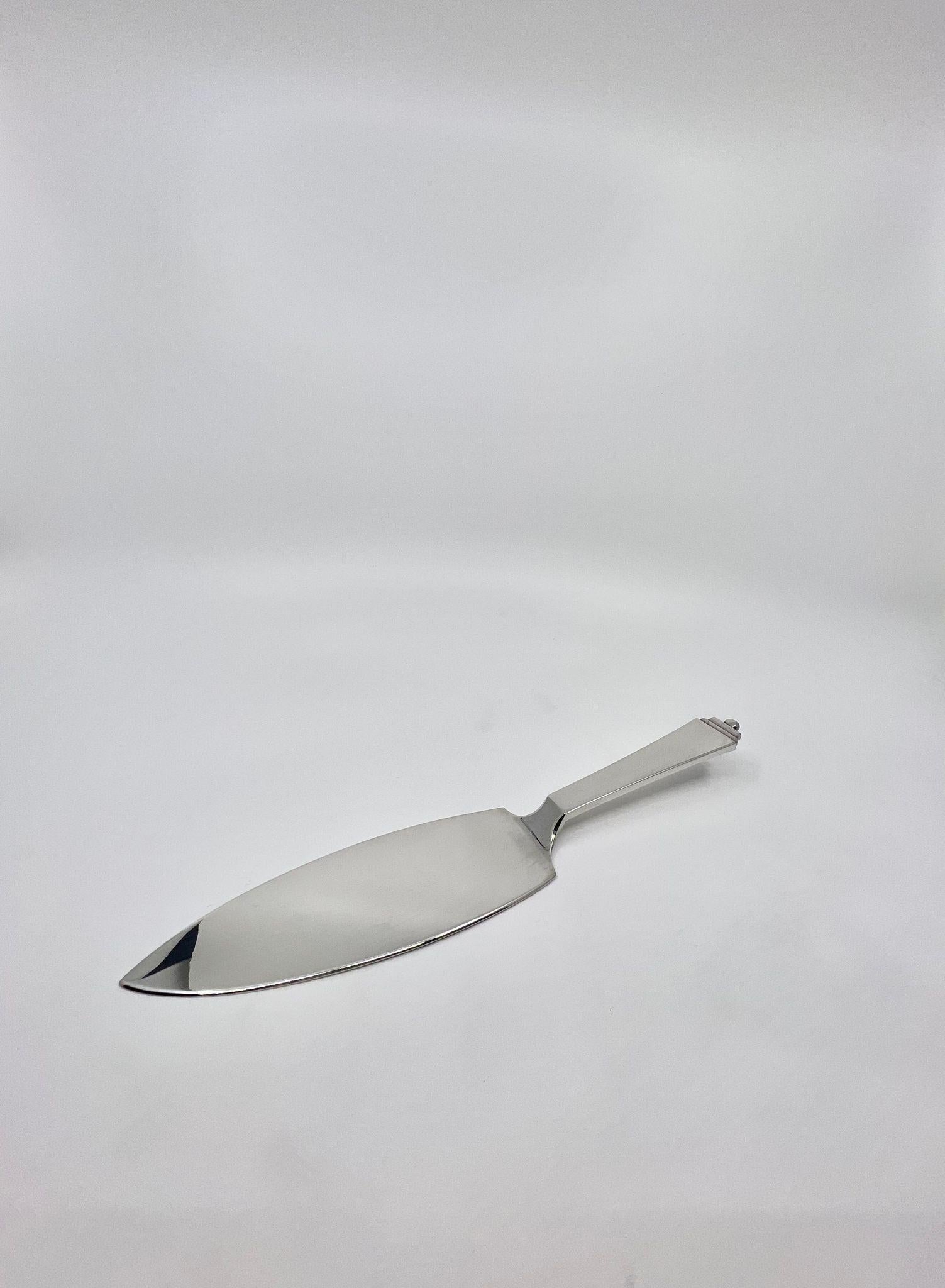 A large Georg Jensen sterling silver cake server in the Pyramid pattern, design #15 by Harald Nielsen from 1926. This piece is larger than a normal 192-cake server.

Dimensions: Measures 9 1/8