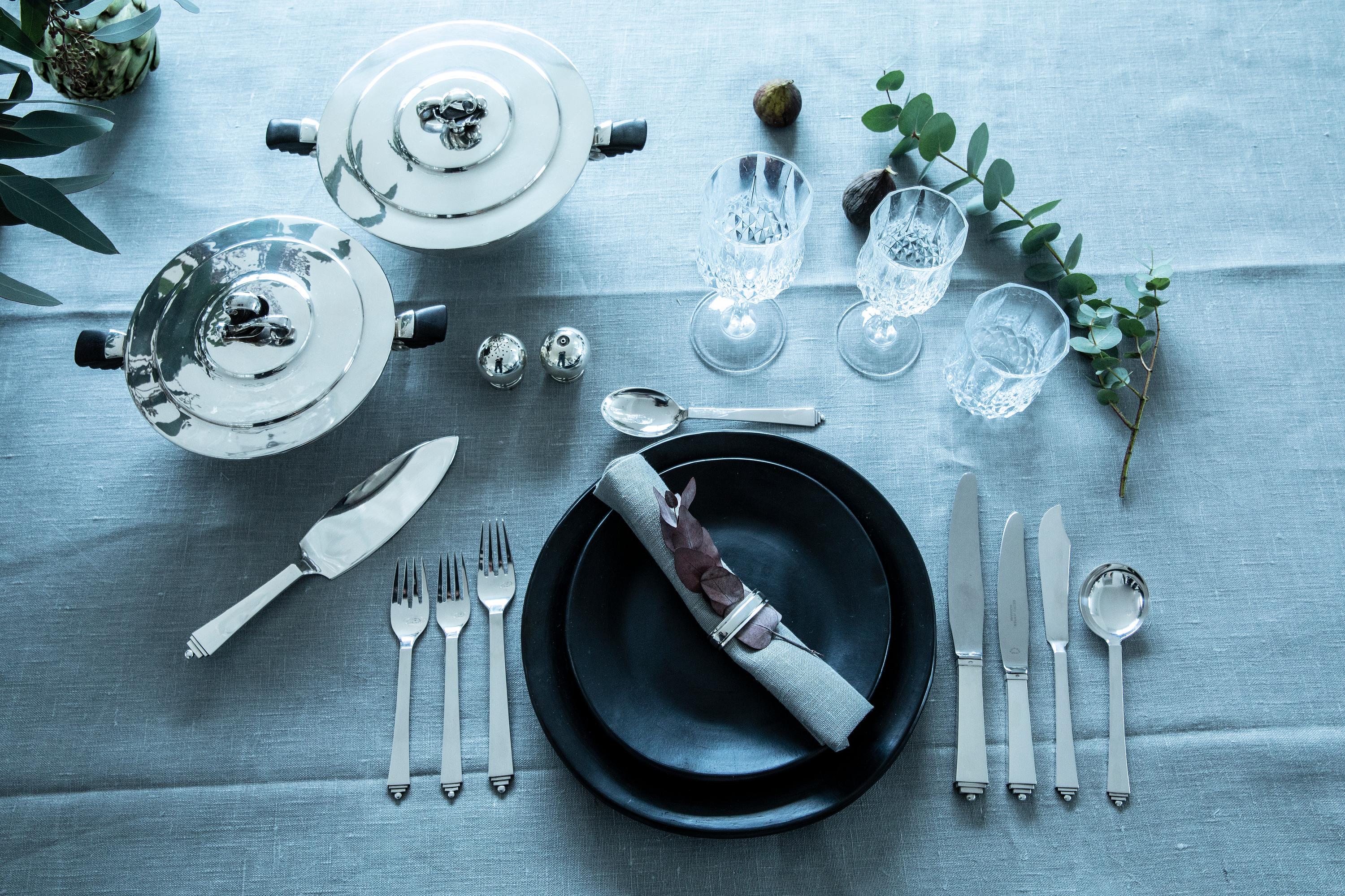 A sterling silver Georg Jensen dinner fork, item 012 on the Pyramid pattern, design #15 by Harald Nielsen from 1926.

Dimensions: Measures 7 1/4