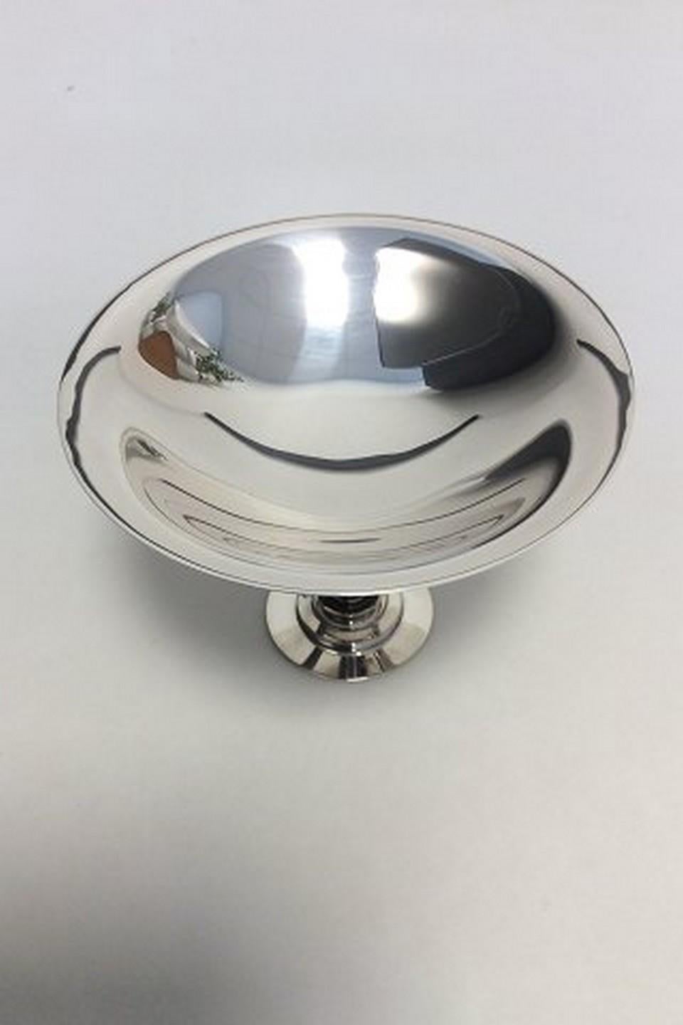 Georg Jensen pyramid sterling silver pedestal bowl by Harald Nielsen no 688.

Measures 15.5cm diameter and 11.5cm high. (6.1