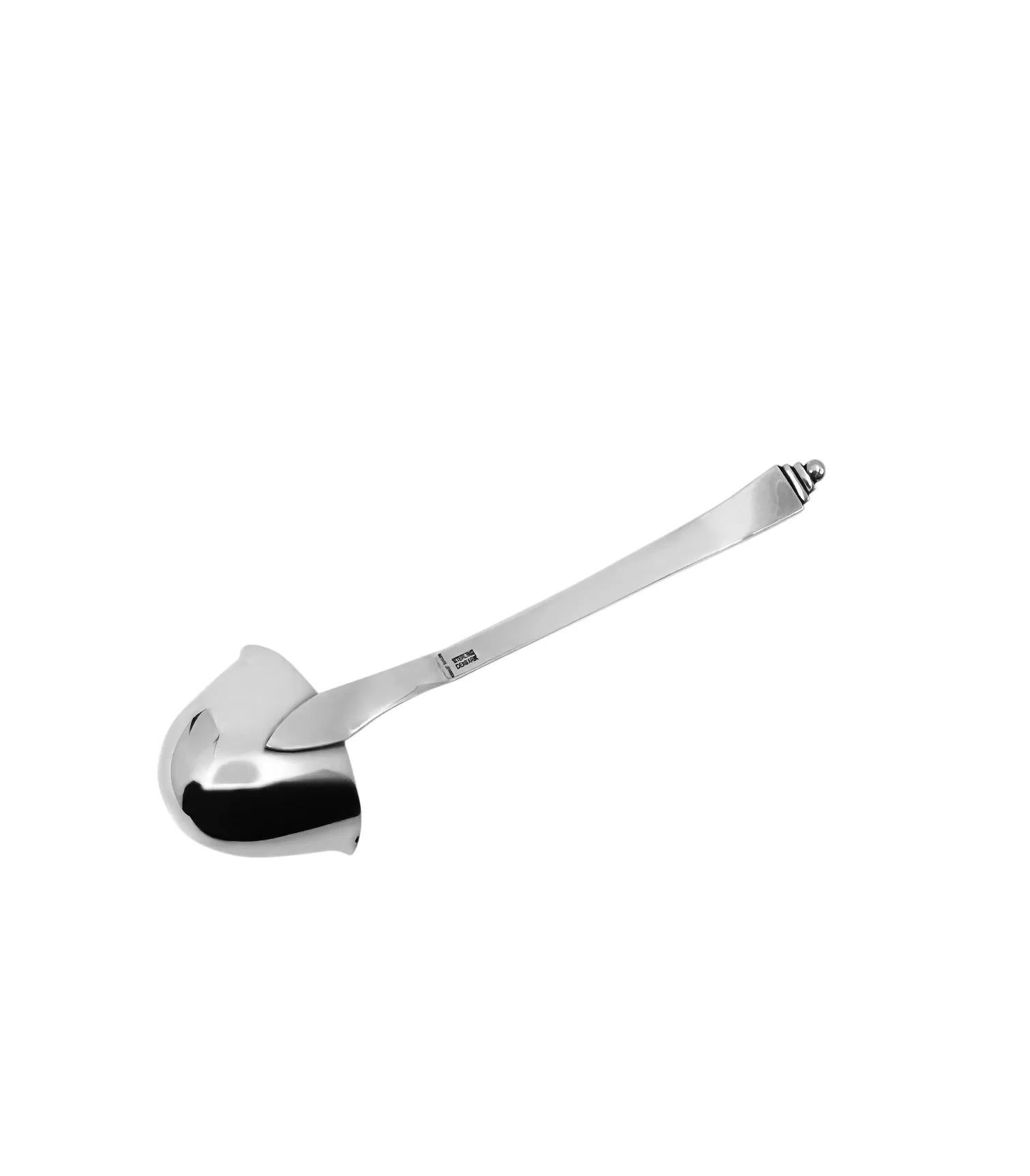 Eine seltene, geschwungene, sterling-silberne kleine Sauce-Kelle von Georg Jensen, Nr. 155 im Pyramiden-Muster, Design Nr. 15 von Harald Nielsen aus dem Jahr 1926.

Abmessungen:

- Maße: 5 5/8