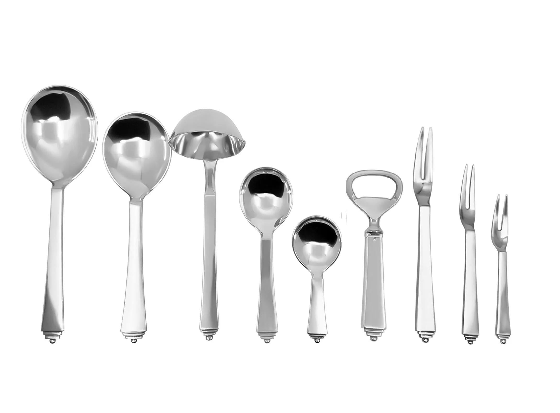 Cubertería de plata de ley Georg Jensen de época art déco con motivo piramidal, diseñada por Harald Nielsen en 1926. Este servicio es para seis personas e incluye muchas piezas para servir.

6 Configuraciones (cada configuración consta de 9