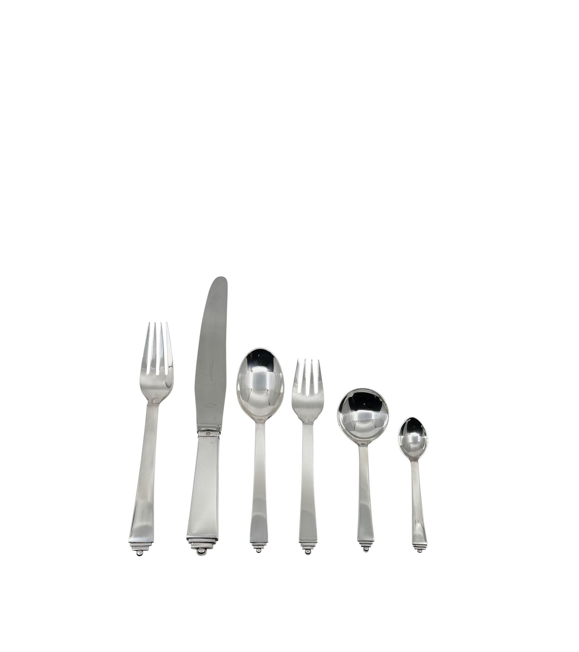 A Georg Jensen silverware service in the Pyramid pattern, designed by Harald Nielsen in 1926.  Please note this is the larger Continental size dinner knives and dinner forks. This set comprises 12 settings of 7 pieces.

The set is:

12 extra-large