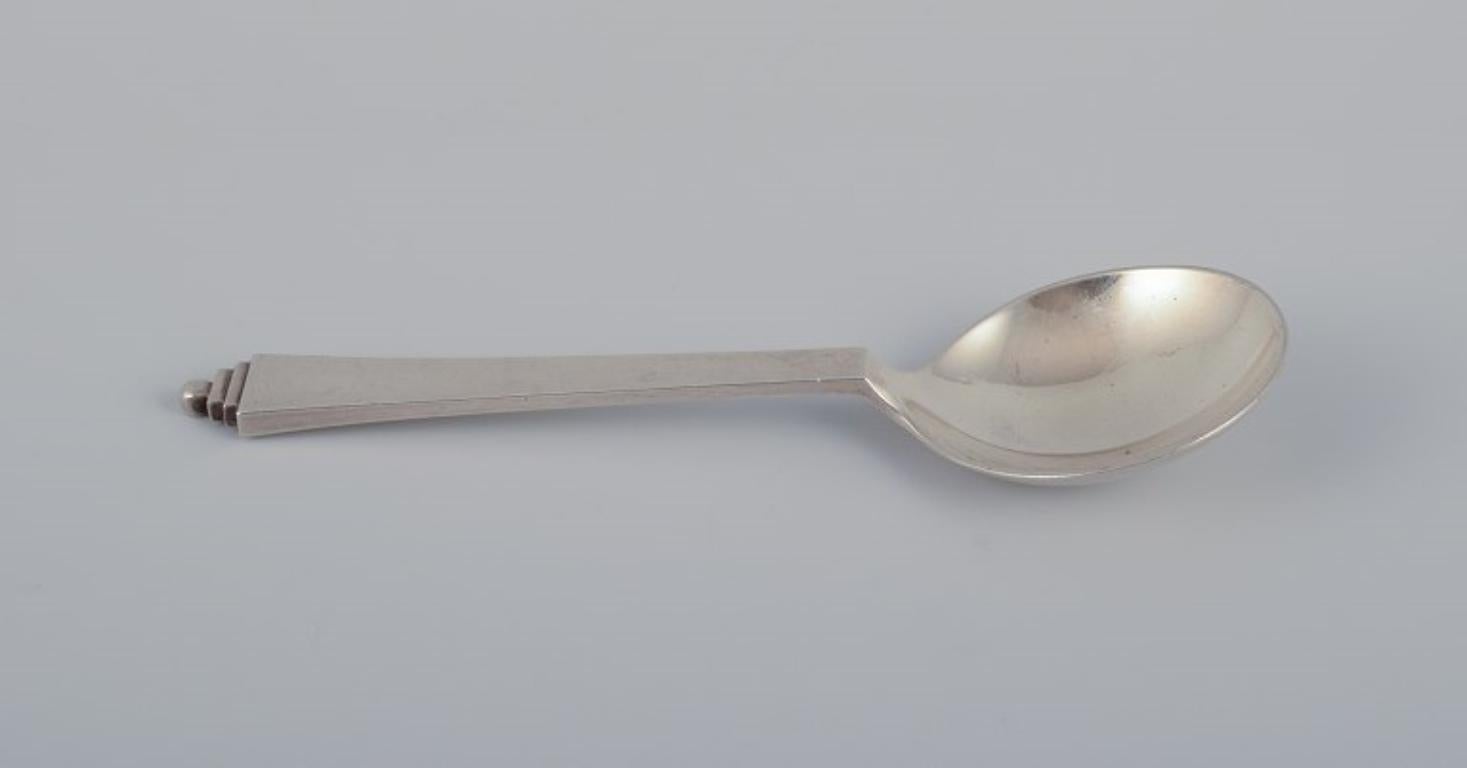 Georg Jensen Pyramiden-Zuckerlöffel aus Sterlingsilber.
Nach 1945 Punze.
In ausgezeichnetem Zustand.
Abmessungen: L 13,0 cm.
Das Pyramidenmuster wurde 1926 von dem bekannten Künstler Harald Nielsen entworfen.