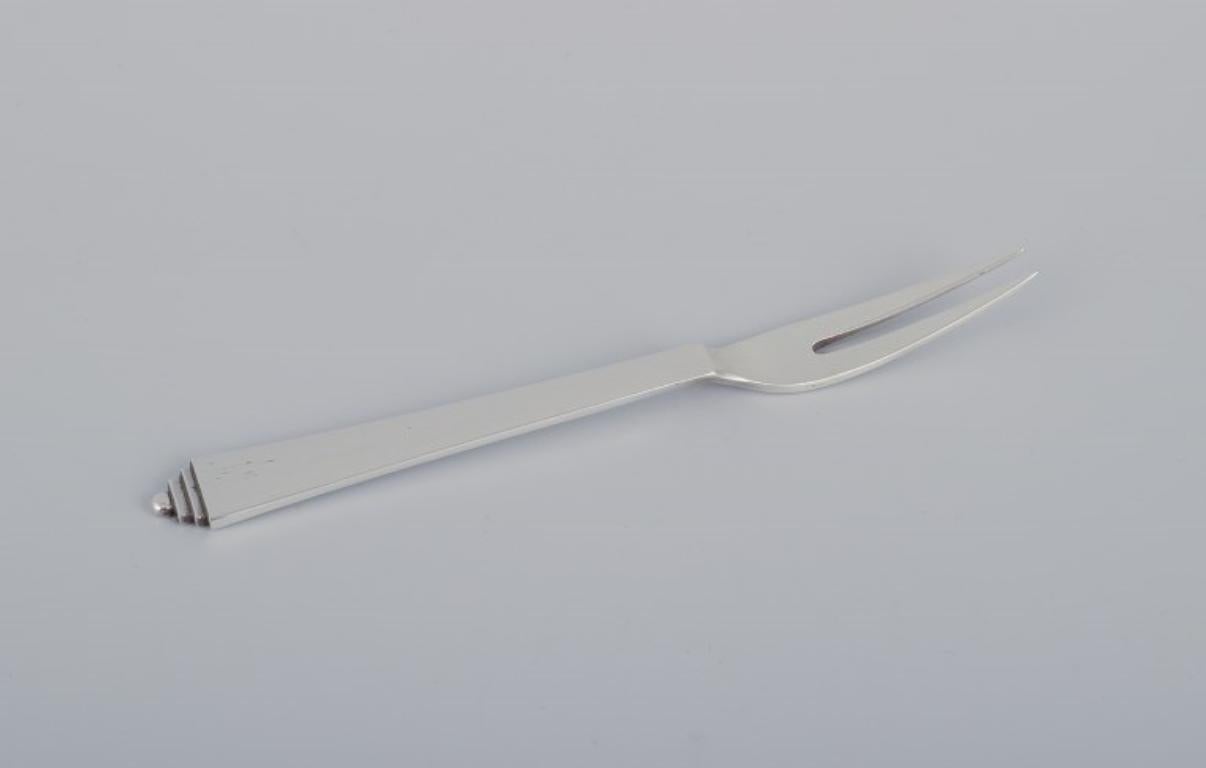 Georg Jensen Pyramide, trois fourchettes à viande froide en argent sterling.
1933-1944 Poinçon.
En parfait état.
Dimensions : L 14,0 cm : I L.A. 14.0 cm.
Le motif de la pyramide a été conçu par le célèbre artiste Harald Nielsen en 1926.