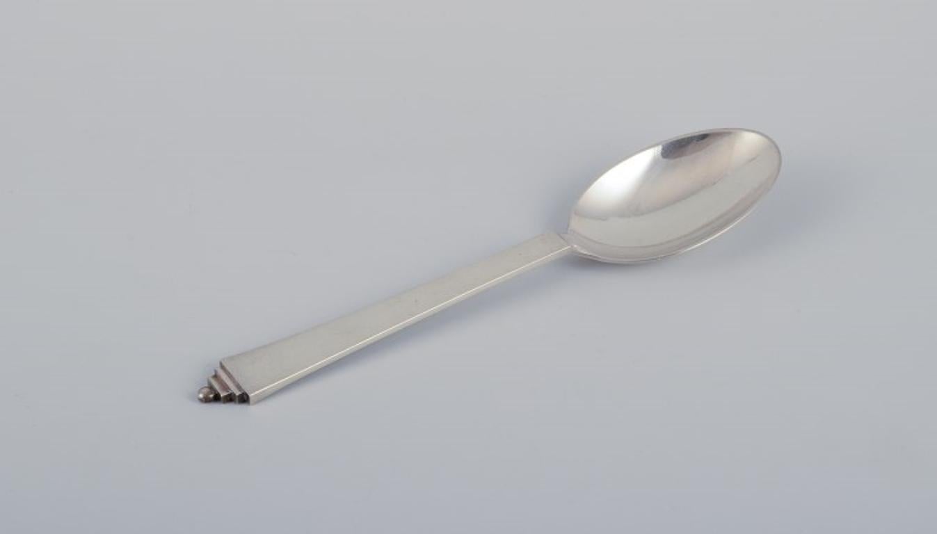 Georg Jensen Pirámide, tres cucharas de comedor de plata de ley.
Hallmark: Después de 1945.
En excelente estado.
Longitud 18,6 cm.
El patrón piramidal fue diseñado por el renombrado artista Harald Nielsen en 1926.