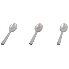 Pyramide Georg Jensen, trois cuillères de salle à manger en argent sterling.