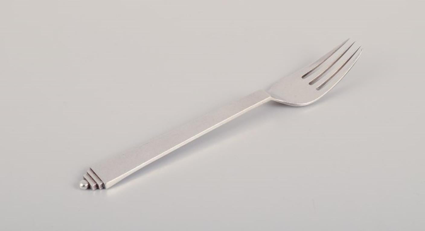 Georg Jensen Pyramide.
Drei Mittagessgabeln aus Sterlingsilber.
Datierung: 1915-1930 und nach 1945.
Gepunzt.
In ausgezeichnetem Zustand.
Abmessungen: L 18,0 cm.