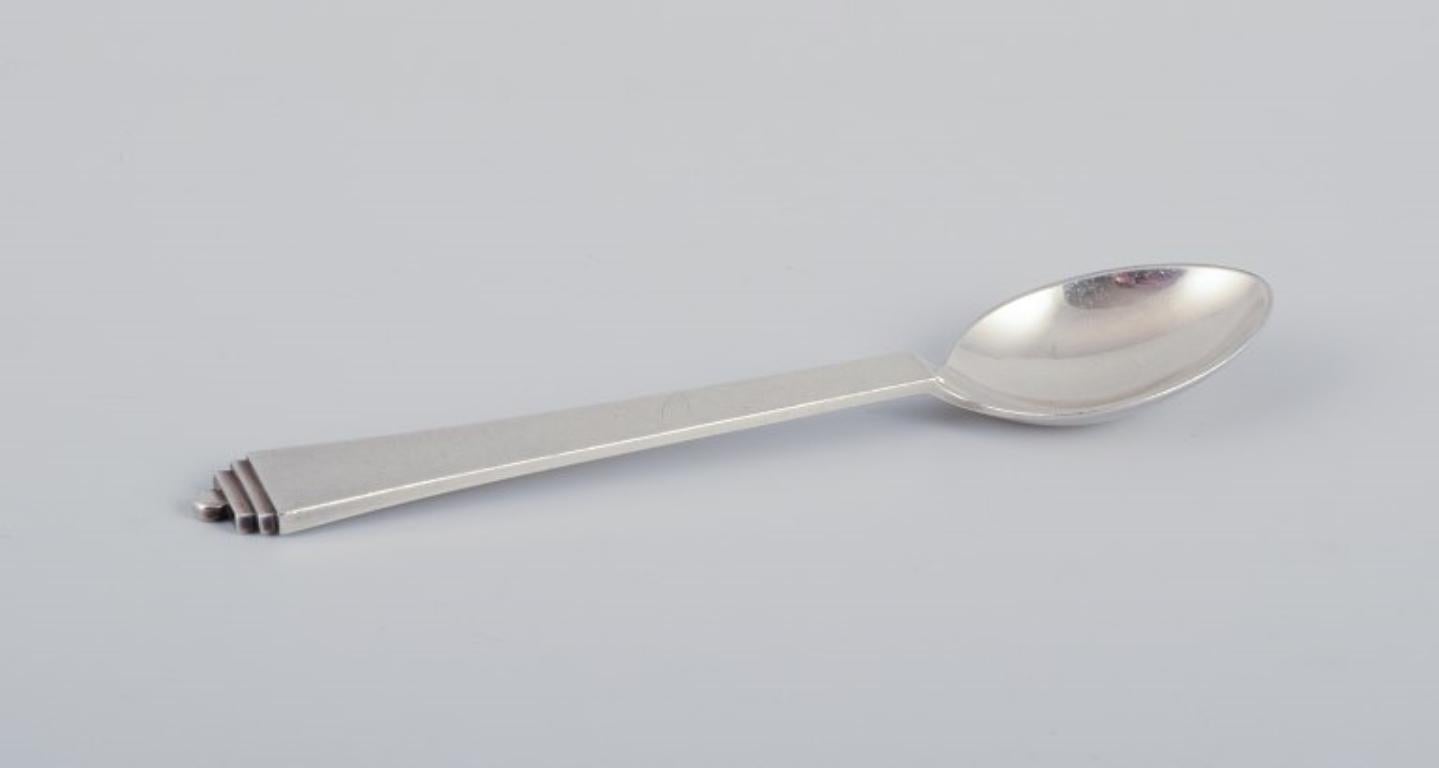 Georg Jensen Pyramid, due cucchiaini da caffè in argento sterling.
Hallmark: Dopo il 1945.
In ottime condizioni.
Dimensioni: Lunghezza 10,5 cm.
Il motivo della piramide è stato disegnato dal famoso artista Harald Nielsen nel 1926.