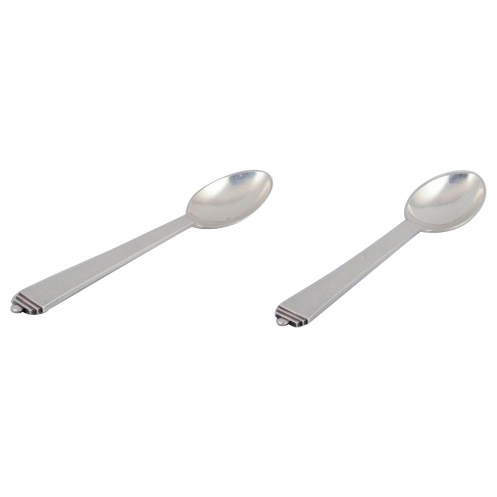 Pyramide von Georg Jensen, zwei Kaffeelöffel aus Sterlingsilber.