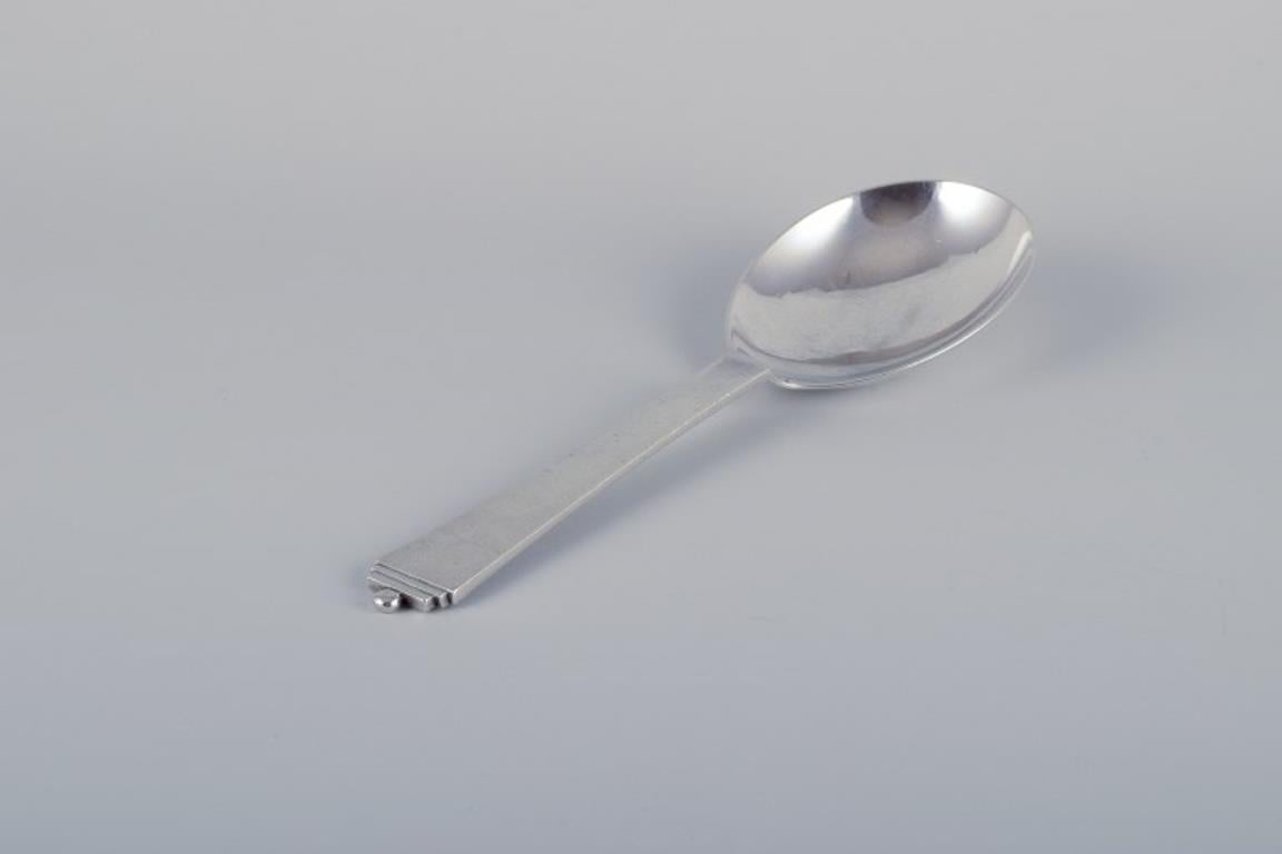Georg Jensen Pyramide.
Sehr großer Servierlöffel aus Sterlingsilber.
Stempel: 1933-1944.
In perfektem Zustand.
Abmessungen: Länge 24,5 cm.