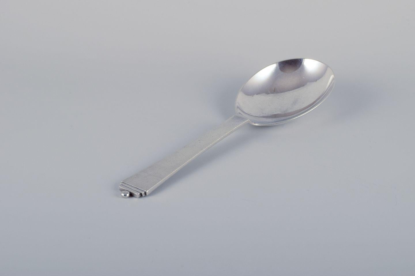 Pyramid de Georg Jensen.
Très grande cuillère de service en argent sterling.
Hallmark : 1933-1944.
En parfait état.
Dimensions : Longueur 24,5 cm.