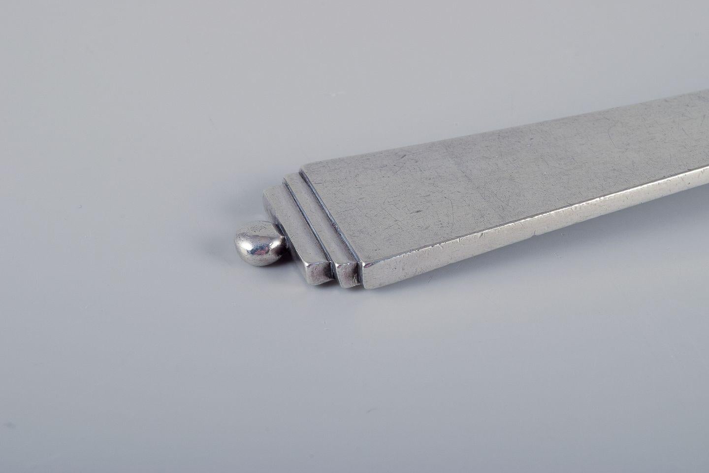Art déco Pyramid de Georg Jensen. Très grande cuillère de service en argent sterling. en vente