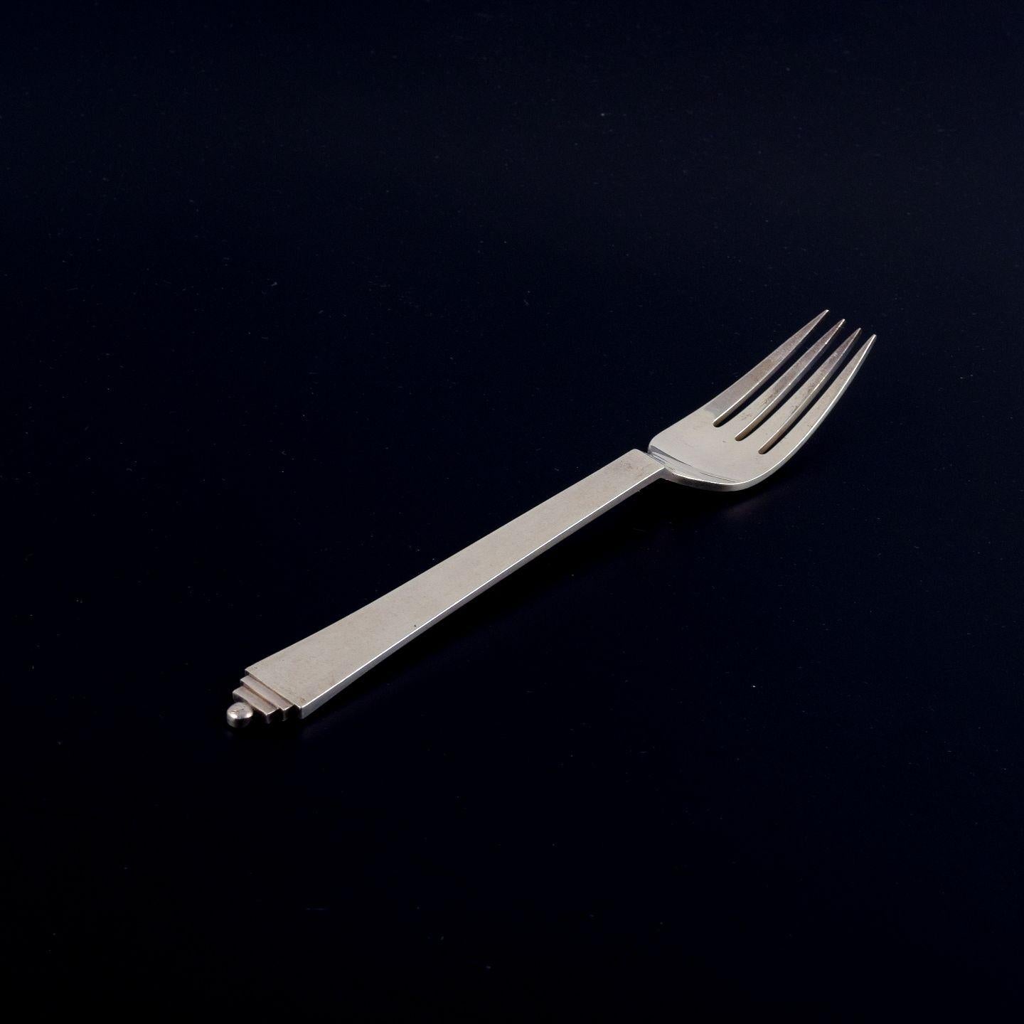 Georg Jensen Pyramide. Complete six-person dinner service in sterling silver. In Excellent Condition For Sale In København, Copenhagen