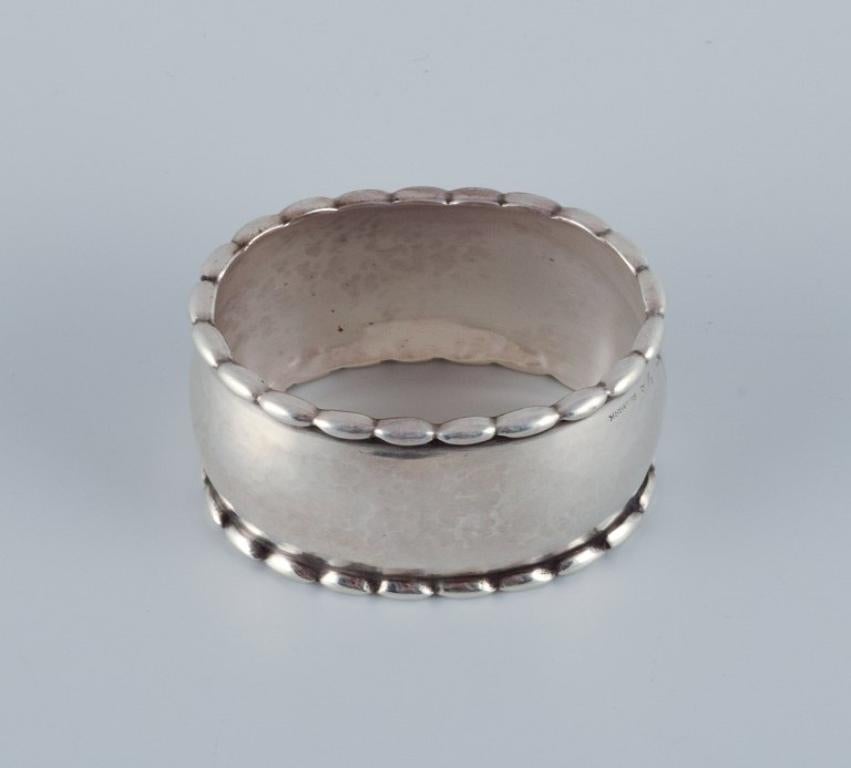 Georg Jensen, rare anneau de serviette en argent sterling.
Numéro de modèle 7A.
Estampillé de la marque utilisée entre 1915 et 1932.
En parfait état.
Dimensions : L 5,2 cm. x L 3,8 cm. x H 2,8 cm : L 5.2 cm. x L 3.8 cm. x H 2.8 cm.
