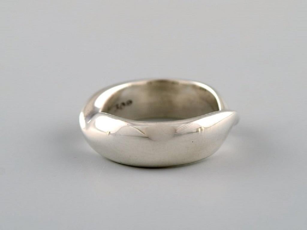 Ring aus gedrechseltem Sterlingsilber von Georg Jensen. Modell 308. Spätes 20. Jahrhundert.
Breite Breite: 6 mm.
Durchmesser: 16 mm.
US-Größe: 5.5
In ausgezeichnetem Zustand.
Gestempelt.
In den meisten Fällen können wir die Größe gegen eine Gebühr