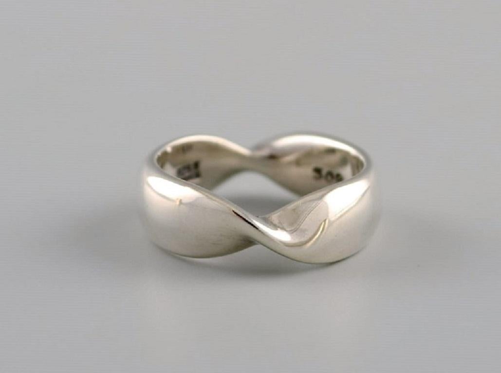 Georg Jensen ring in turned sterling silver. Model 308. Late 20th C. In Excellent Condition For Sale In bronshoj, DK