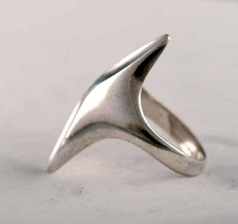 Georg Jensen. Ring of sterling silver.
Ring size approx. 8,5 US.
Measures : 20 mm.
Model number 128.
In perfect condition.
Stamped.