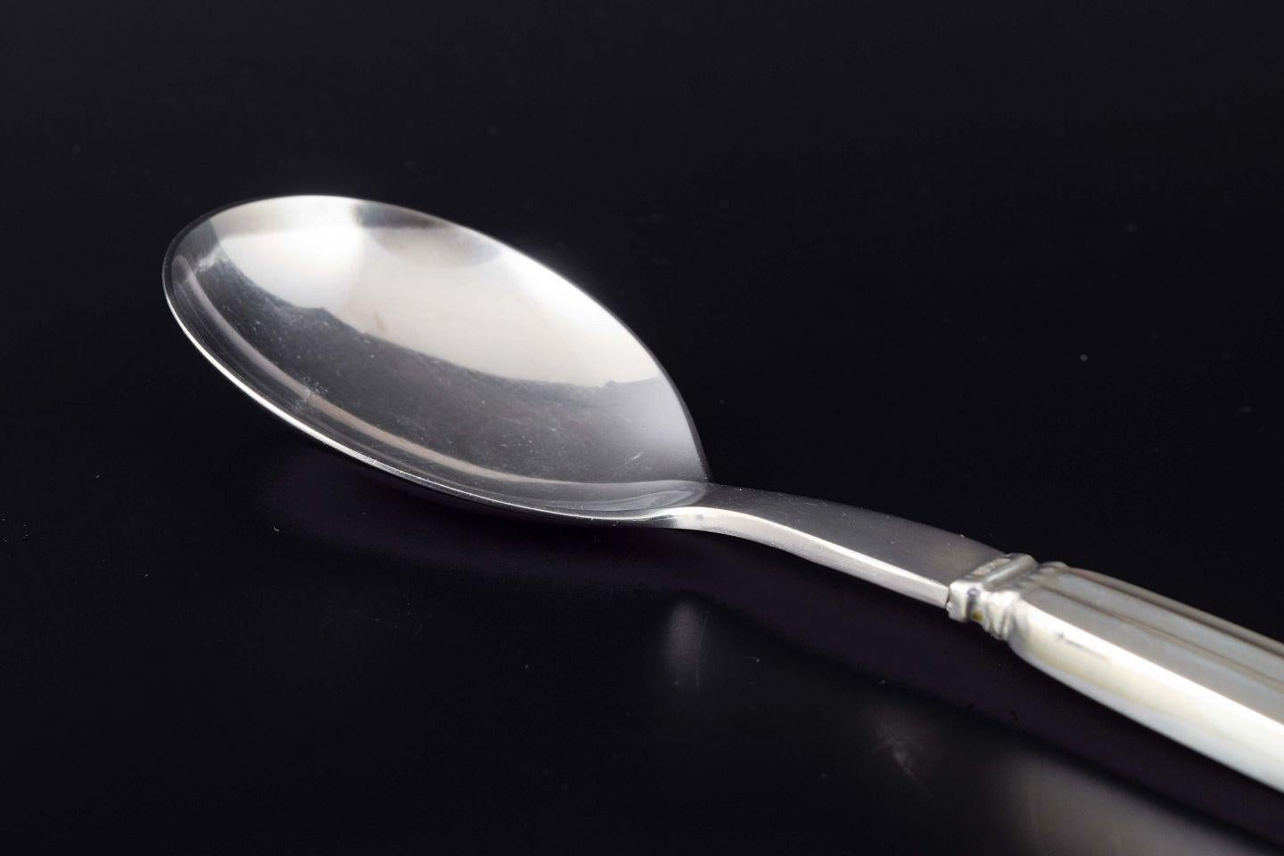 LES PRODUITS D'OCCASION SONT EXEMPTS DE DROITS DE DOUANE POUR LES CLIENTS DES ETATS-UNIS, DU ROYAUME-UNI, DE L'AUSTRALIE ET DU CANADA.   
PAR CONSÉQUENT, AUCUN DROIT D'IMPORTATION NE SERA APPLICABLE À VOTRE ACHAT. 

Georg Jensen. Cuillère à salade