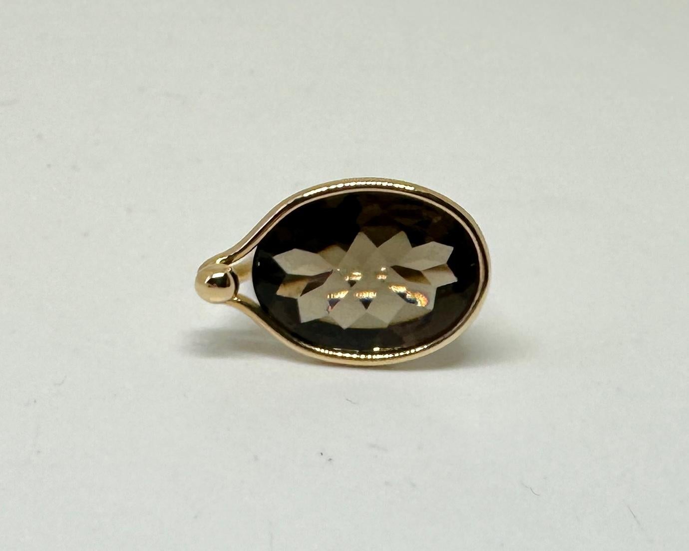 Concediti un classico anello capolavoro della metà del secolo scorso di Georg Jensen.  L'anello Savannah Smoky Quartz in oro giallo 18 carati misura 5,5 US o 51 European Size e può essere facilmente ridimensionato se lo si desidera.  
Questo