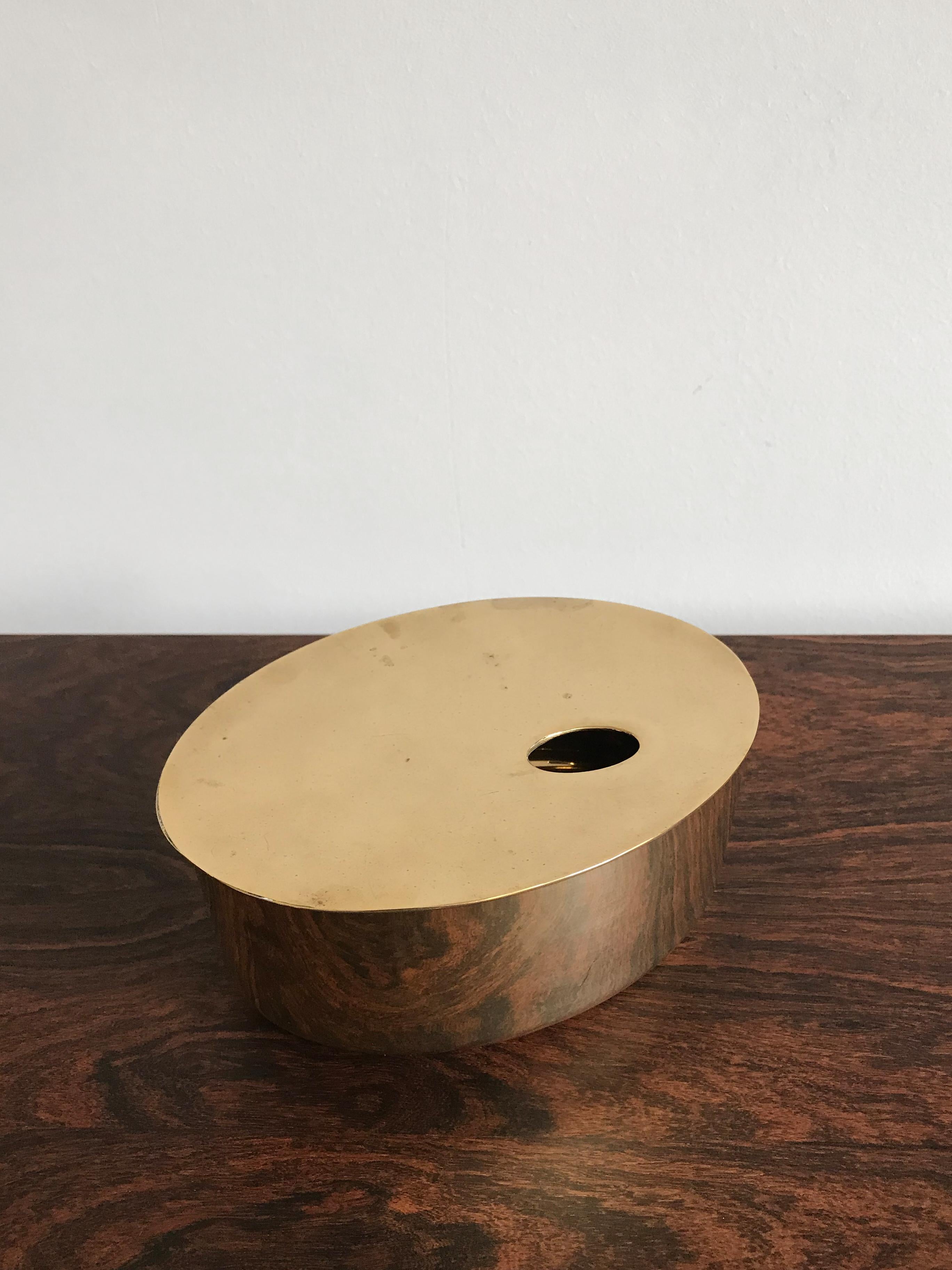 Scandinavian box or jewelry box in solid brass design by Georg Jensen Denmark with Signature engraved under the base, 2000s

Please note that the item is original of the period and this shows normal signs of age and use.