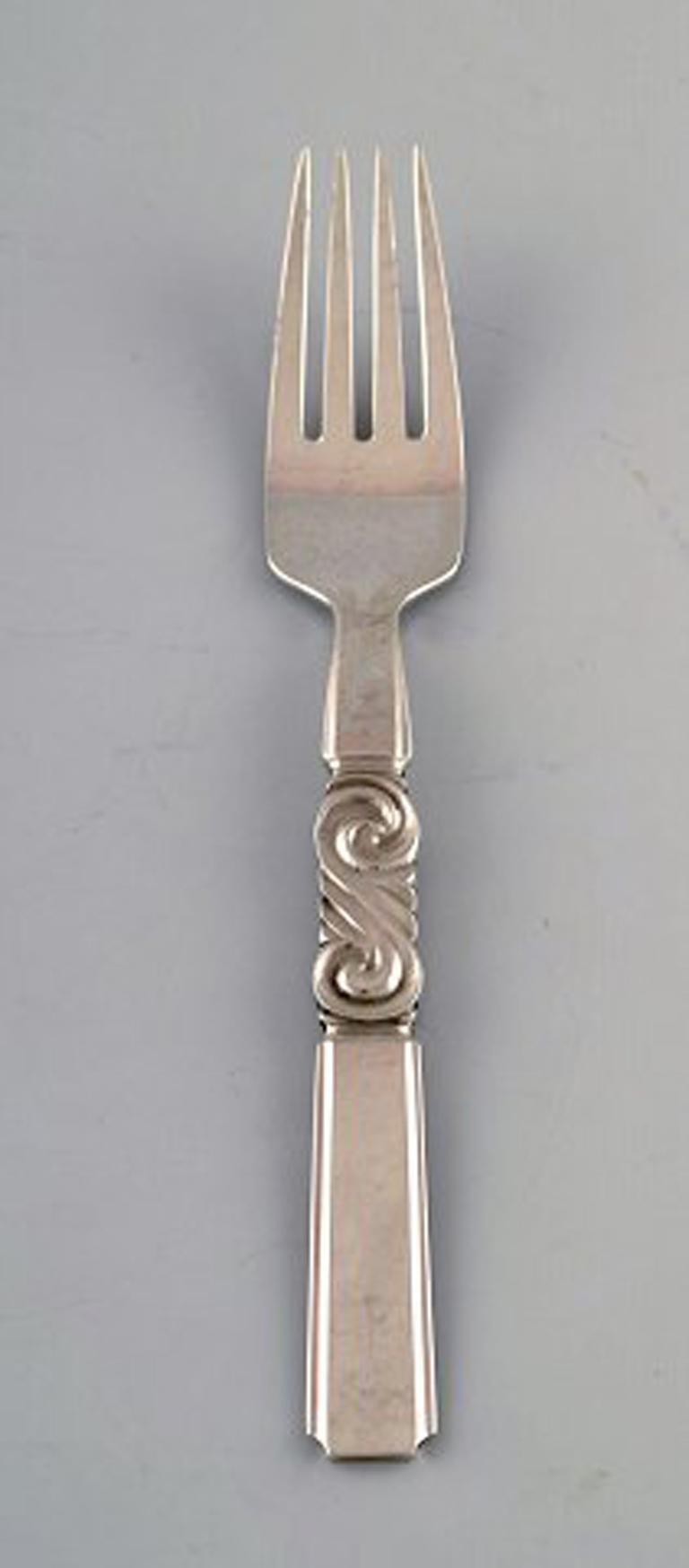 Georg Jensen. Cutlery, scroll no. 22, hammered sterling silver consisting of 6 dinner forks.
In perfect condition.
Stamped.
Measures: 18.4 cm.