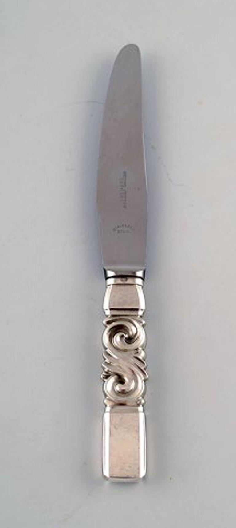 Georg Jensen. Cutlery, scroll no. 22, hammered sterling silver consisting of 6 dinner knives.
In perfect condition.
Stamped.
Measures: 23 cm.