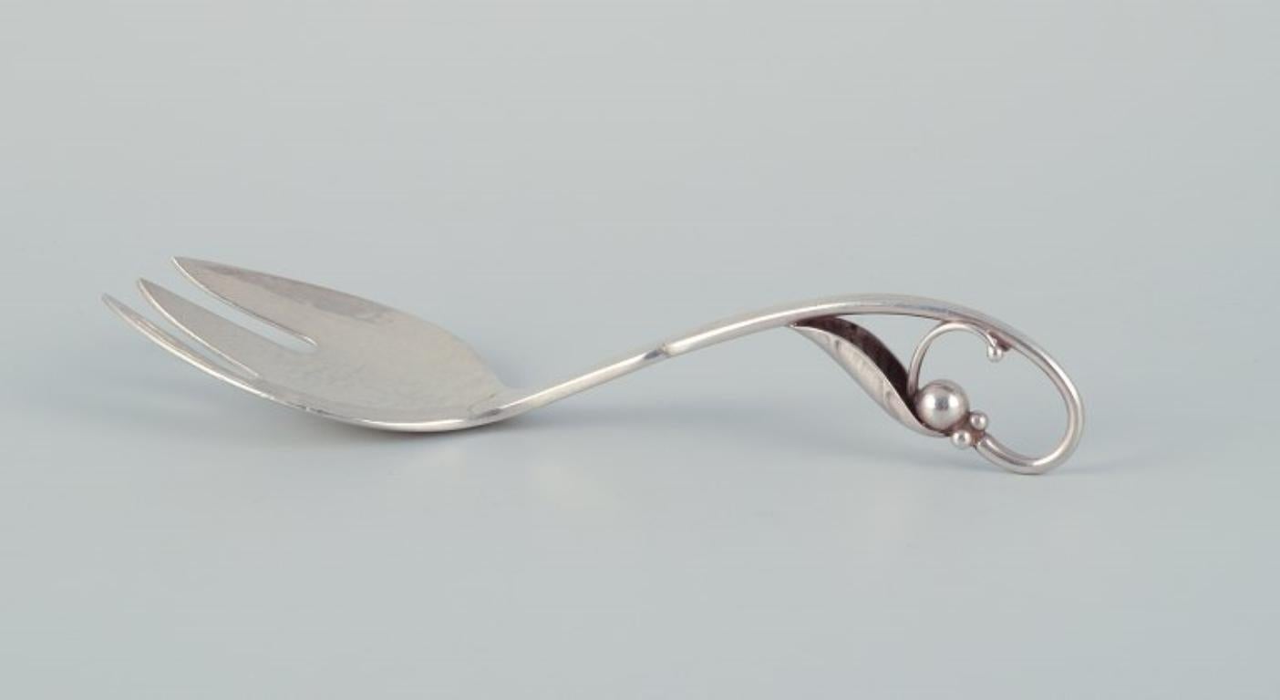 Georg Jensen serving fork with openwork foliage. Sterling silver.
No 21.
Hallmark around 1920.
In excellent condition with normal signs of use.
Dimensions: Length 16.7 cm.
