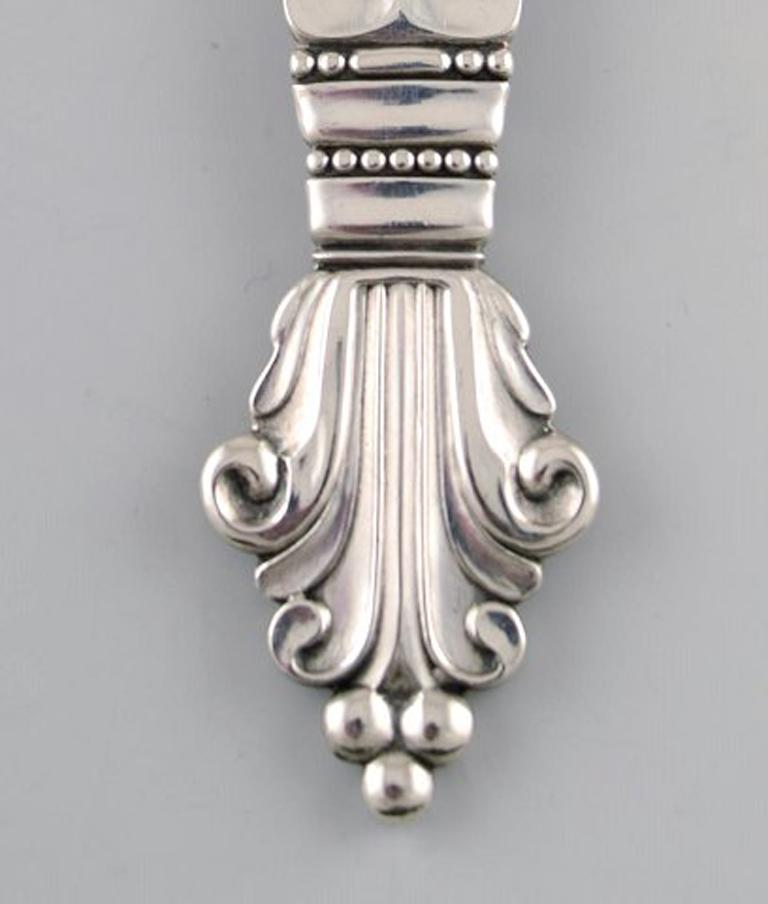 Cuillère de service Georg Jensen en argent massif, argenterie, Acanthe Georg Jensen. Conçu par Johan Rohde.
Mesures : Longueur 23 cm.
En très bon état.
Estampillé.