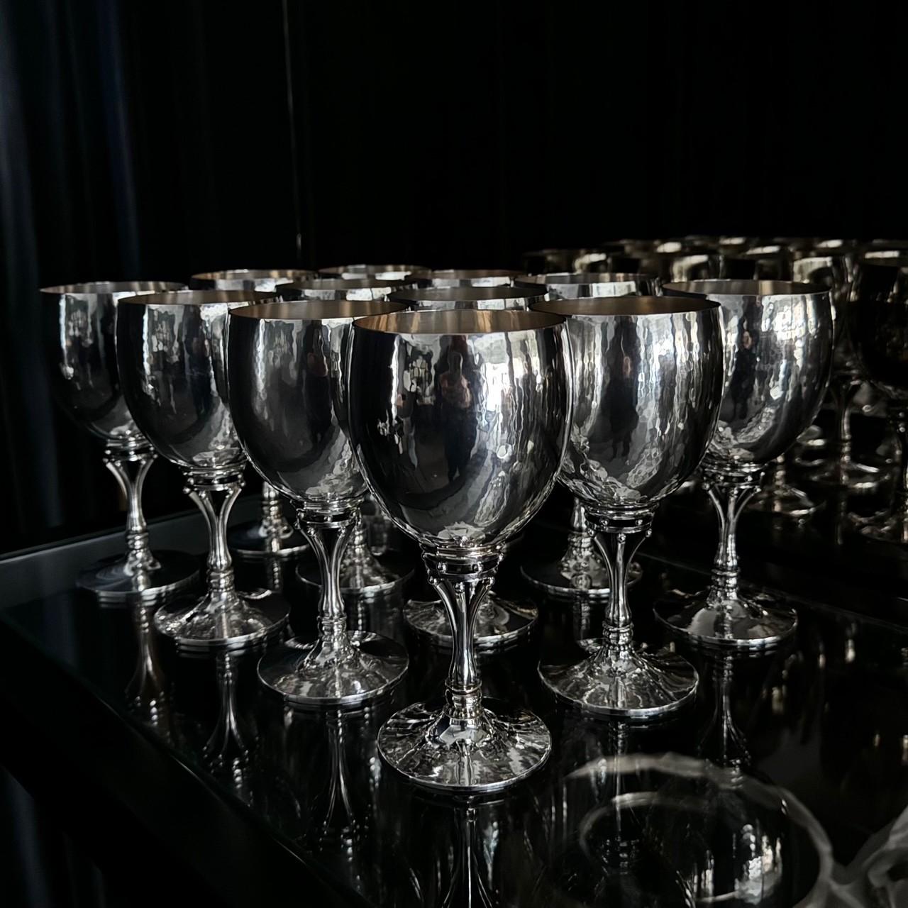 Juego de doce copas Art Déco Georg Jensen de plata de ley, diseño nº 532C, creadas por Harald Nielsen en 1928. Con una estética Art Déco sencilla pero elegante, estas copas han sido diseñadas por el creador del icónico diseño de cubertería Pirámide.