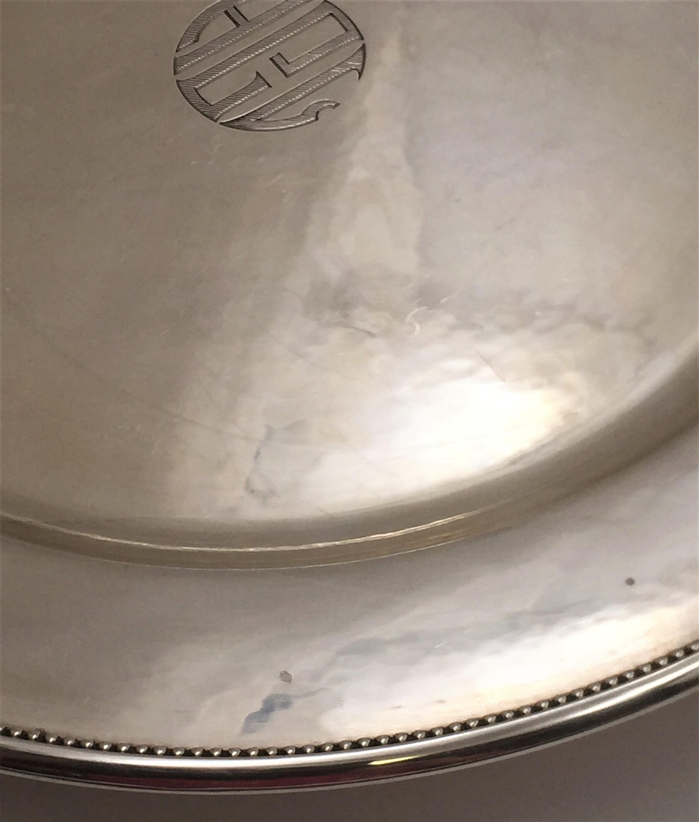 Ensemble de 12 assiettes à dîner/chariots en argent sterling de Georg Jensen (diamètre 11in) avec une surface martelée à la main et un motif perlé le long du bord, portant les poinçons et les monogrammes tels qu'illustrés. Le poids total est de 254