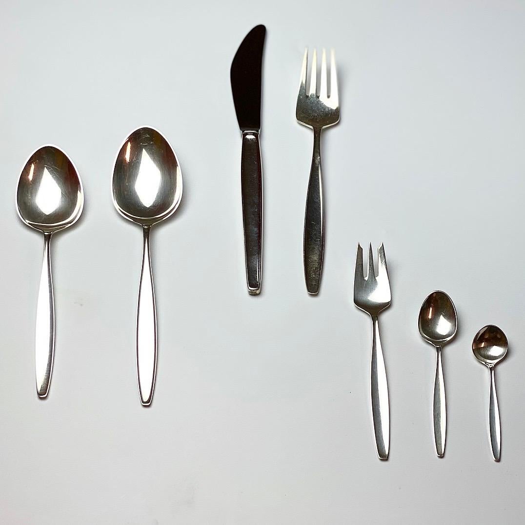 Elegant modernism style Georg Jensen set of 58 pieces designed by Tias Eckhoff, Denmark 1952.

The set consists of :

9 Knives
6 large spoons
6 smaller spoons
9 large forks
10 smaller forks
12 The spoons
3 Mocca spoons
1 Salt spoon
1