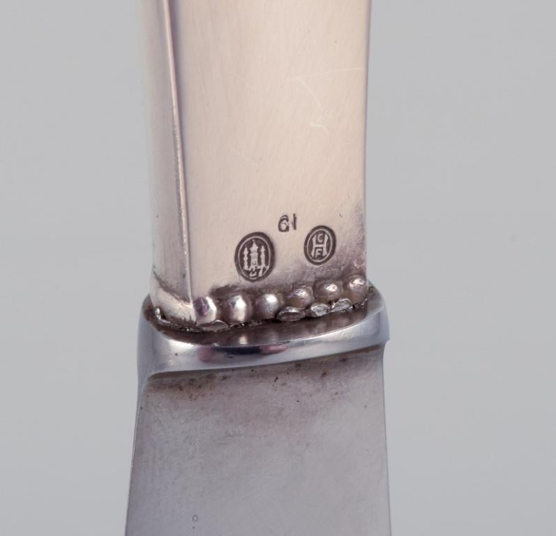 Georg Jensen, set of four Beaded dinner knives with short handles in silver In Excellent Condition For Sale In Copenhagen, DK