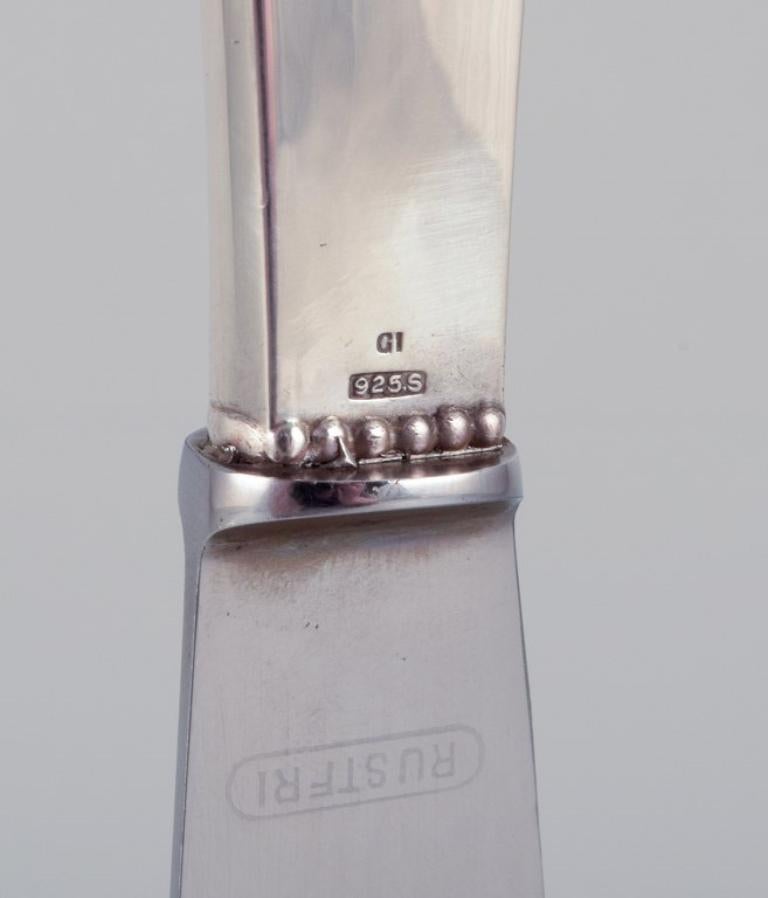Début du 20ème siècle Georg Jensen, ensemble de quatre couteaux de table perlés avec manches courts en argent en vente