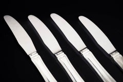 Georg Jensen, lot de quatre couteaux de table en acier inoxydable et argent massif.
