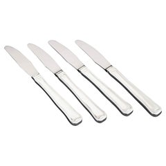 Georg Jensen, lot de quatre couteaux de table en acier inoxydable et argent massif.