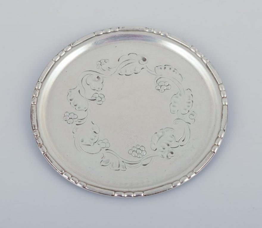 Georg Jensen, un set di sei sottobicchieri in vetro in argento sterling.
Numero di modello 51A.
Timbrato con il marchio del 1915-1932 e con il marchio del 1945-1951.
Design classico.
Adatto a bicchieri con un diametro di 5,0 cm.
Dimensioni: Diametro