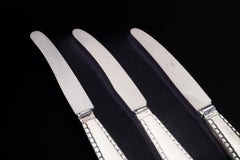Georg Jensen. Lot de trois couteaux en argent et en acier inoxydable. Motif en perles.