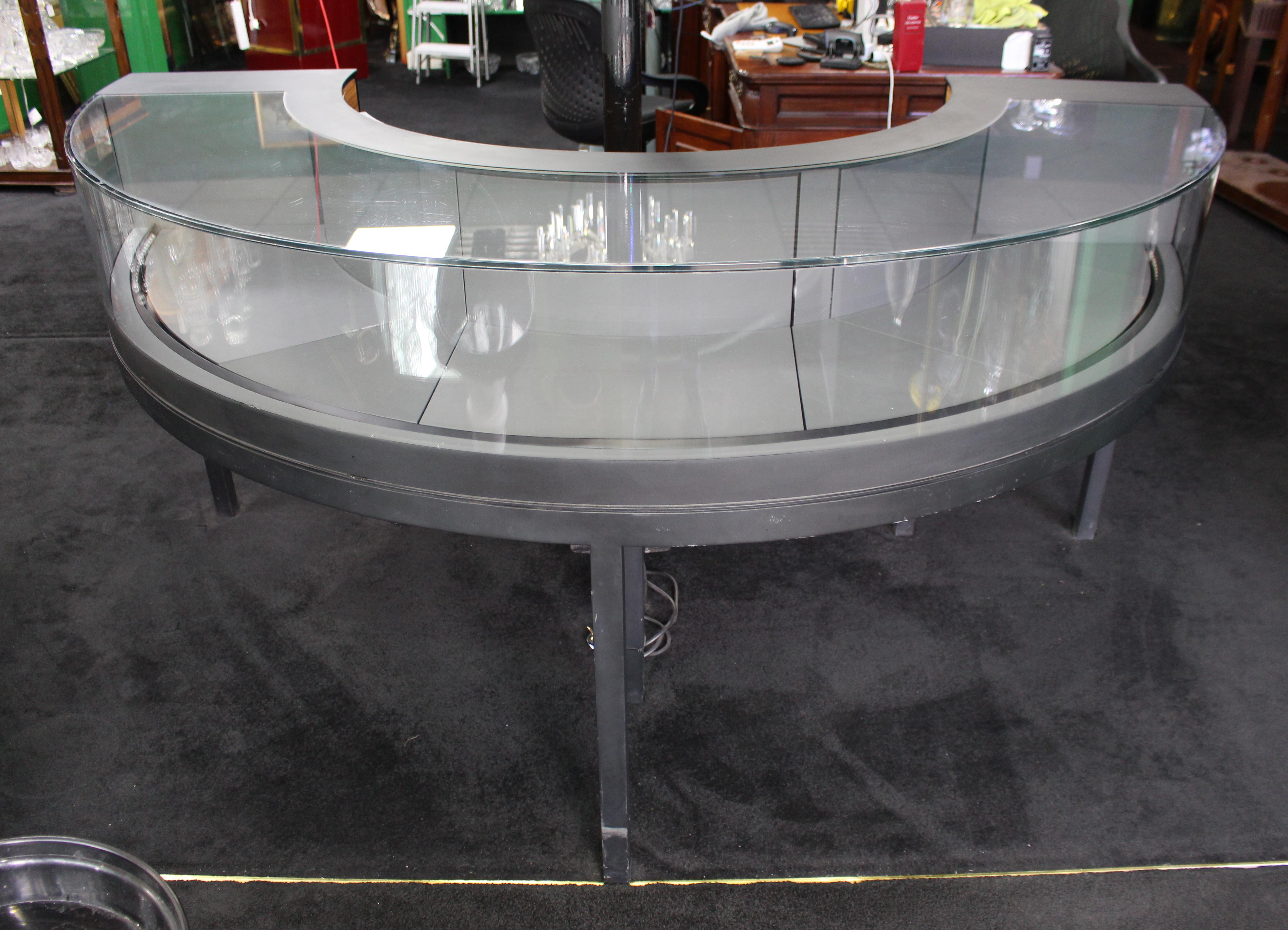 Striking Georg Jensen Showroom Cabinet in Curved Glass and Ebonised Steel with Lockable Drawers

A superbly engineered curved display cabinet, formerly installed in a Georg Jensen showroom, likely custom-built for their London premises. This