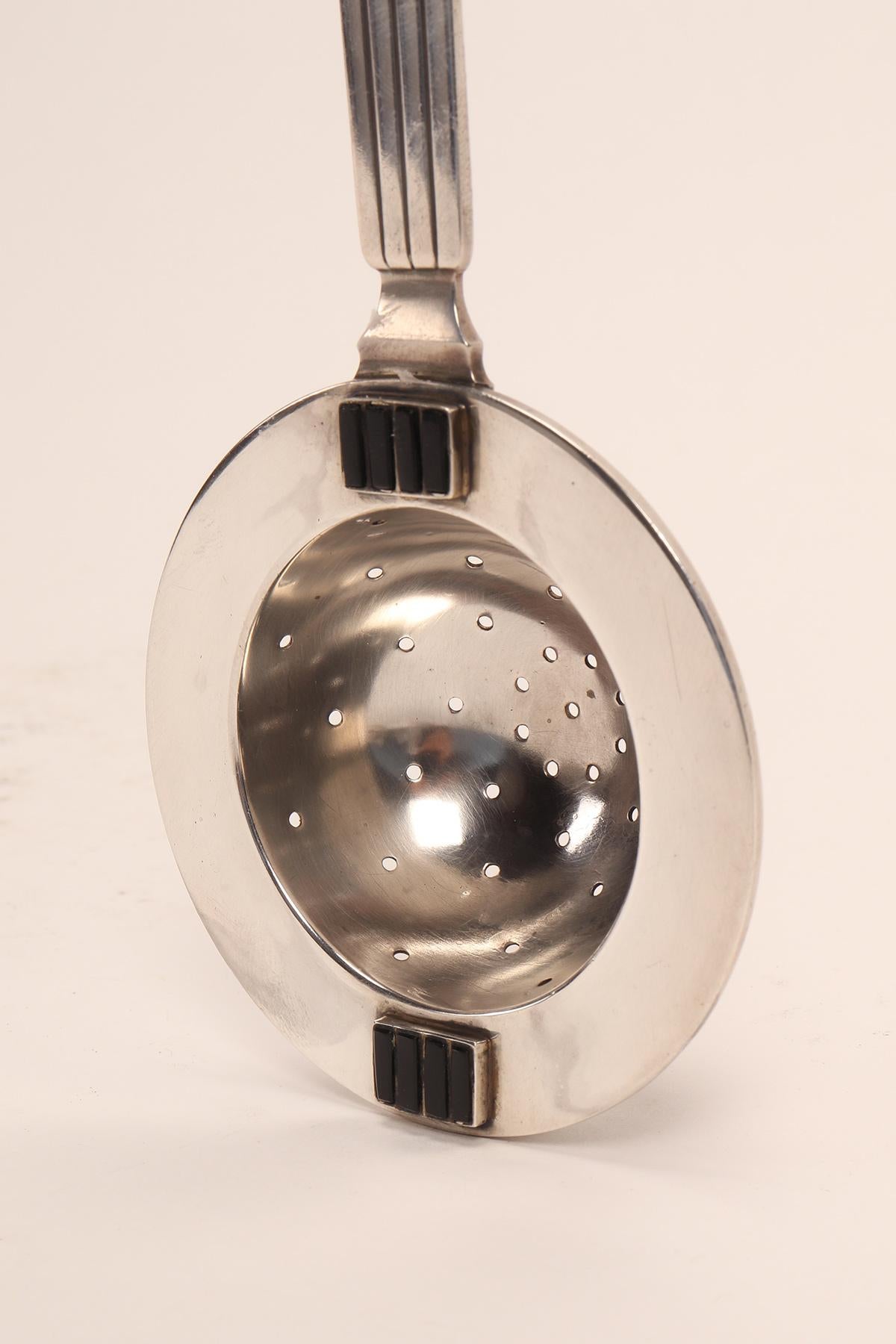Georg Jensen silver and enamels tea strainer, Denmark 1930. In Good Condition For Sale In Milan, IT