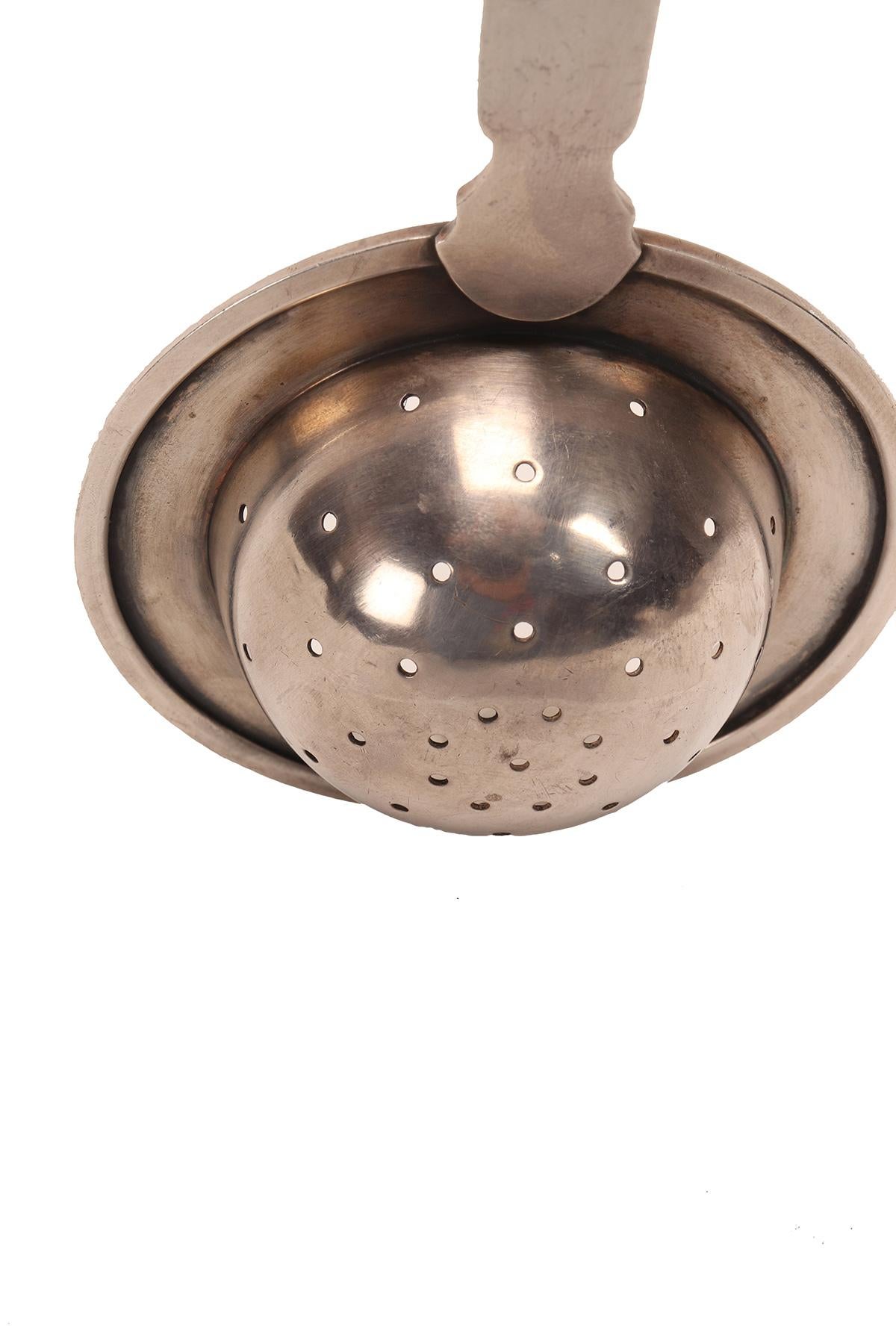 Georg Jensen silver and enamels tea strainer, Denmark 1930. For Sale 1