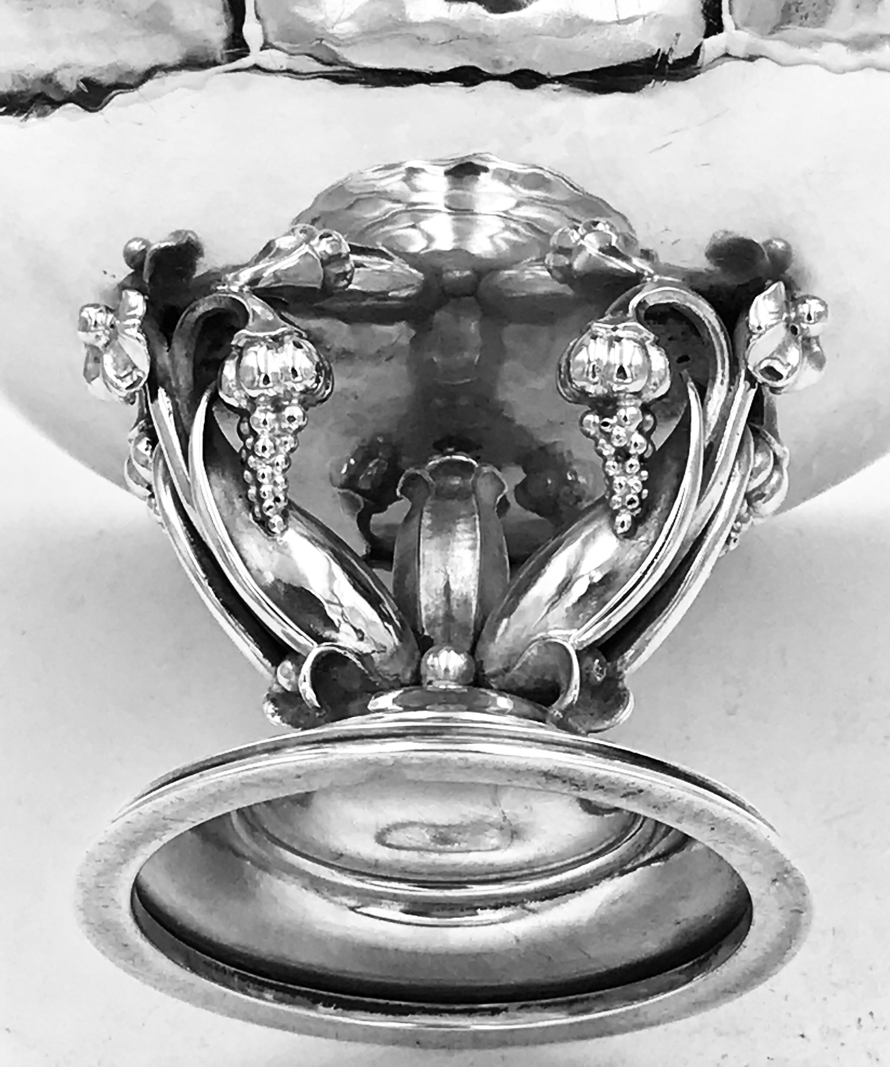 Un joli bol en argent Georg Jensen avec une décoration de raisins et de fleurs.
Ce bol a été conçu par Gundorph Albertus pour la société Georg Jensen.
Il porte une marque d'importation anglaise de 1930.