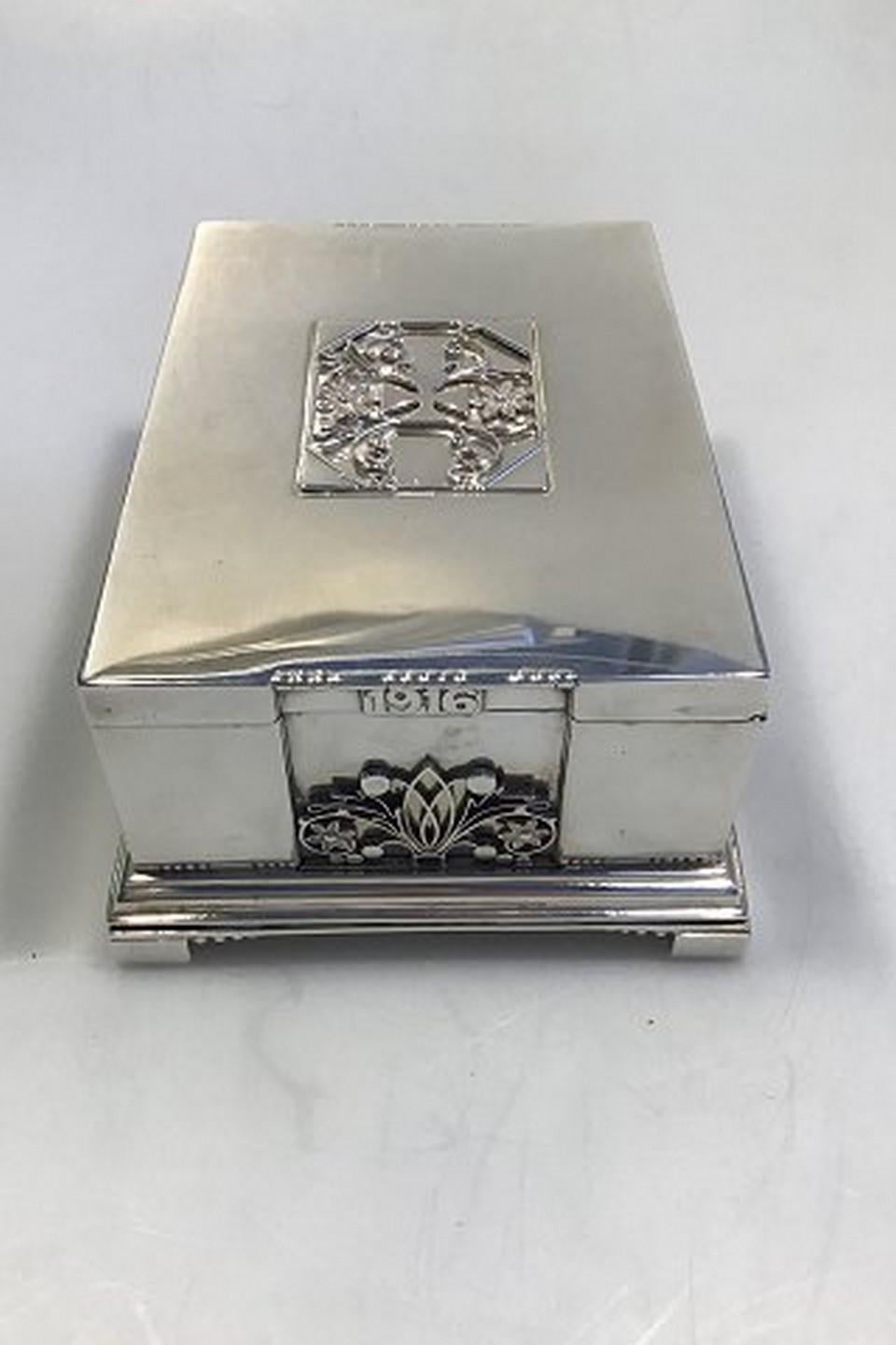 Georg Jensen scatola per sigari/coperchio in argento rivestito in legno 1916 am designs Johan Rohde Un pannello laterale datato 1866 e l'altro datato 1916, questo pezzo fu quasi certamente commissionato per commemorare il 50° anniversario della