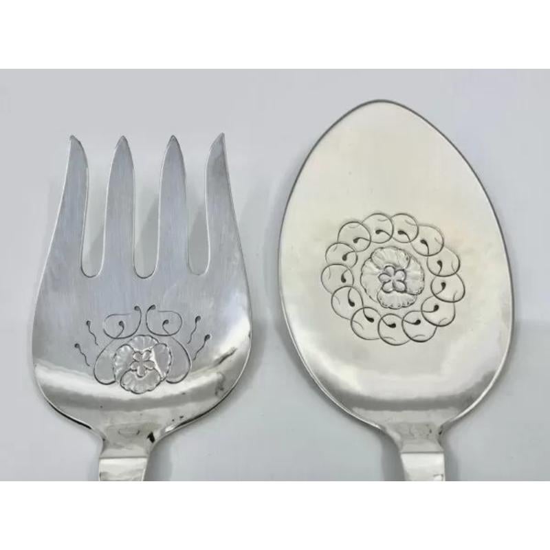 A vintage silver Georg Jensen fish serving set, set #231 in the Continental pattern, design #4 by Georg Jensen from 1906. This set with a beautiful hand-cut and chased floral pattern.

Additional information:
Material: Sterling silver
Style: Art