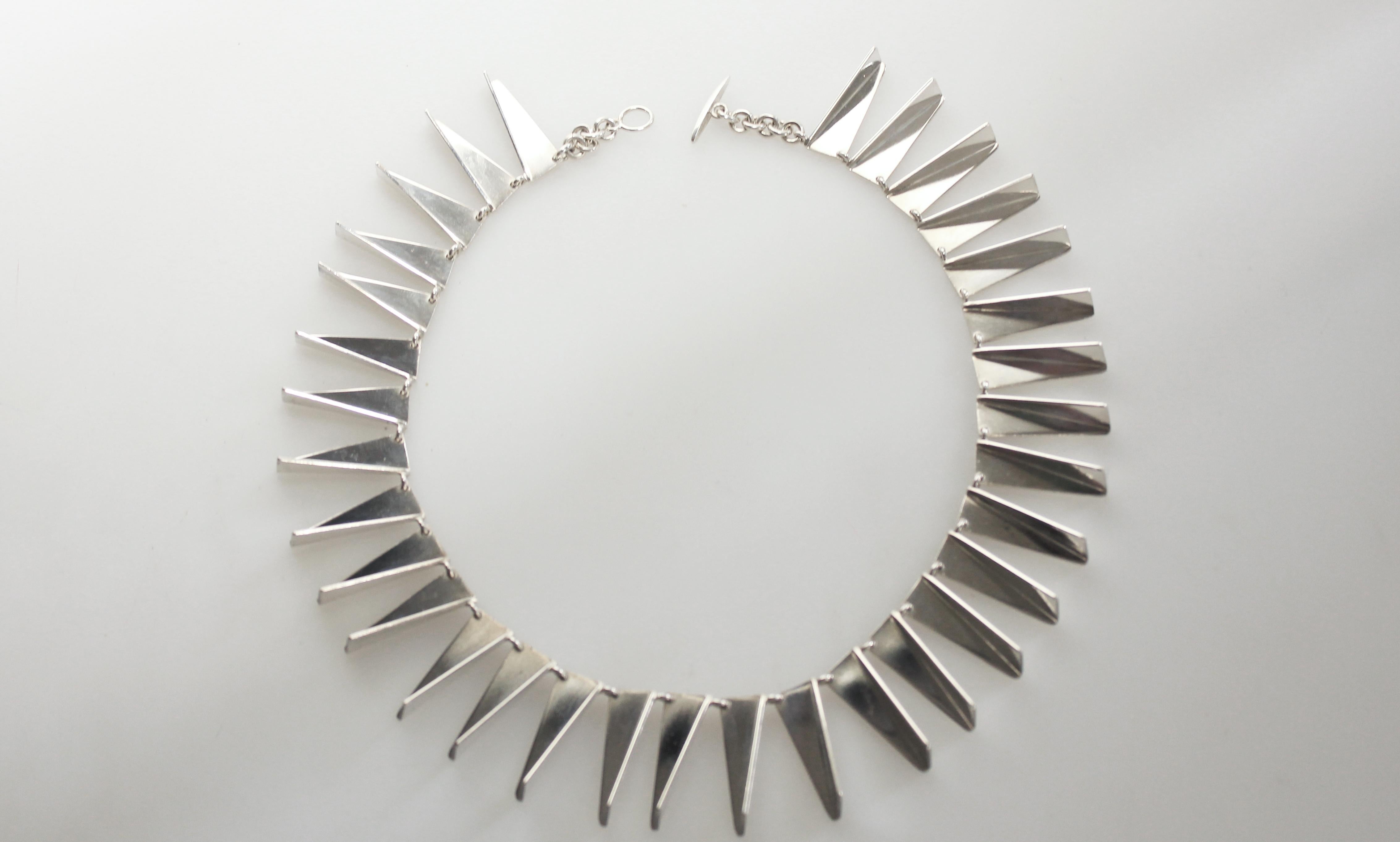 Rare modernist silver necklace in forme of repeated stylized triangular form elements