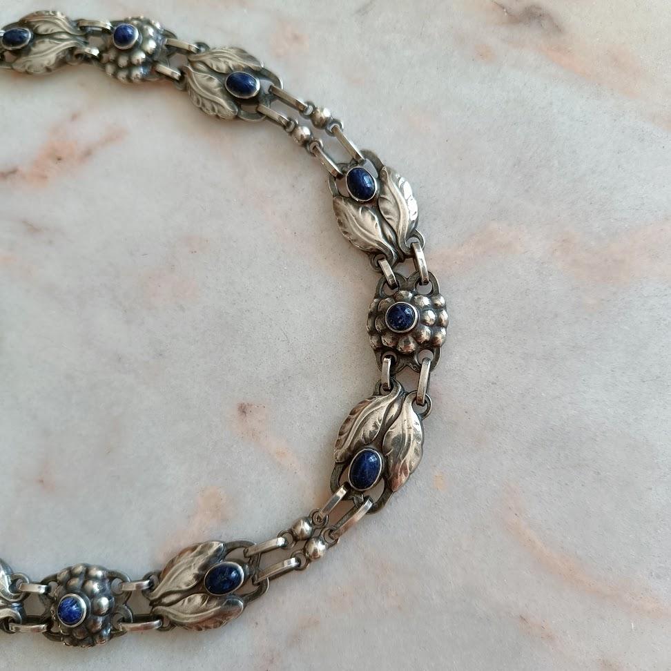 Rare Georg Jensen necklace, model 1, with cabochon lapis lazuli stones. Designed by Georg Jensen himself in 1905 for his first jewelry collection. Produced after 1945 (Hallmark).

Good condition

Length: 36 cm
Width: 1.5 cm